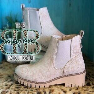 Very G Pasadena 2 Nude Suede Ankle Booties